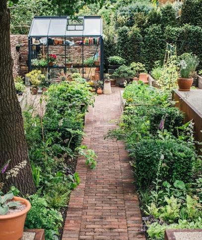 High-quality gardening services in Manchester provided by Challenge-Man. Professional gardening services in Manchester by Challenge-Man